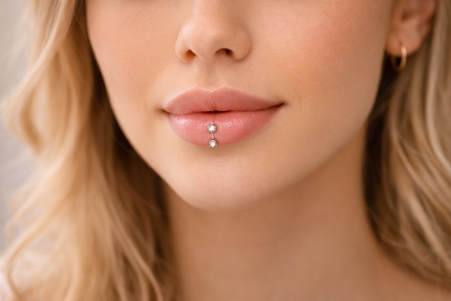 Piercing wargi u kobiety – subtelna biżuteria typu labret podkreślająca kształt ust i naturalną urodę twarzy