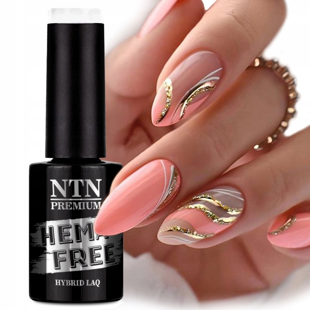 Zbliżenie na elegancki manicure hybrydowy w odcieniach różu i złota. W tle buteleczka lakieru hybrydowego NTN Premium Hema Free.