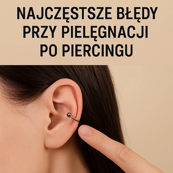 Zdjęcie przedstawia zbliżenie ucha kobiety z helix piercingiem, do którego palcem wskazującym delikatnie dotyka. Tło jest beżowe, a na górze widnieje napis: „Najczęstsze błędy przy pielęgnacji po piercingu”