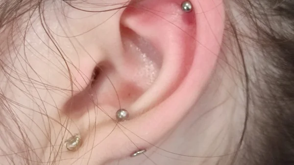 Piercing ucha z biżuterią startową wykonany w Centrum ELSA w Rzeszowie