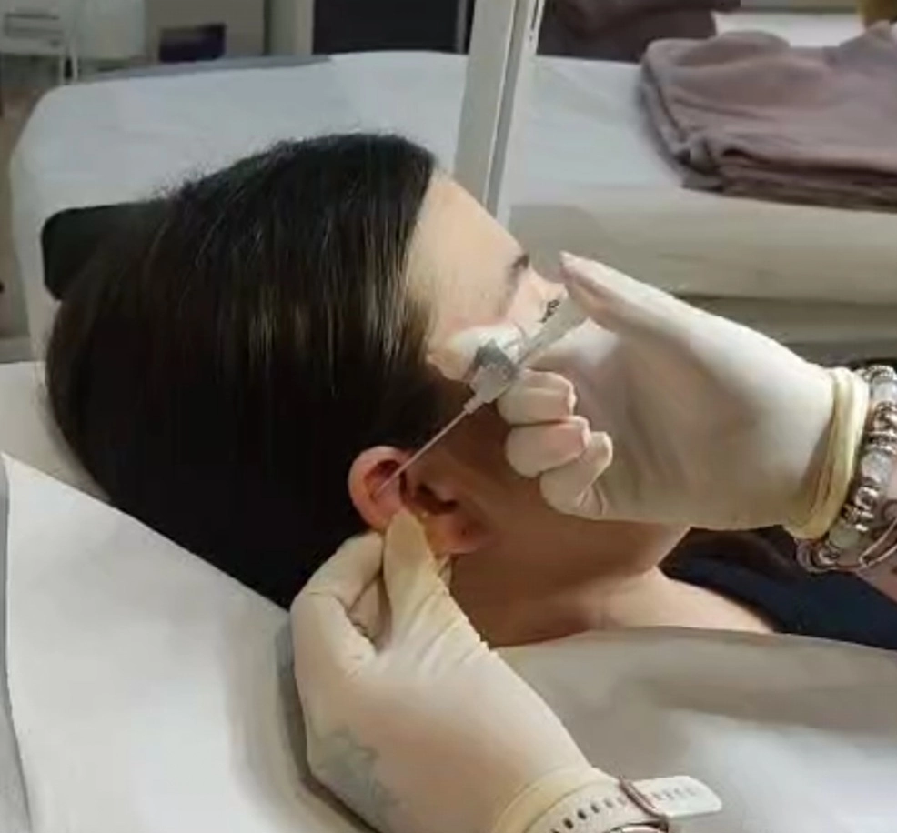 Dobór miejsca przekłucia do anatomii ucha podczas piercingu w Centrum ELSA Rzeszów