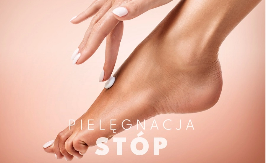 Dłoń nakładająca krem na gładką skórę stopy – ilustracja pielęgnacji stóp, na tle w odcieniach brzoskwini.