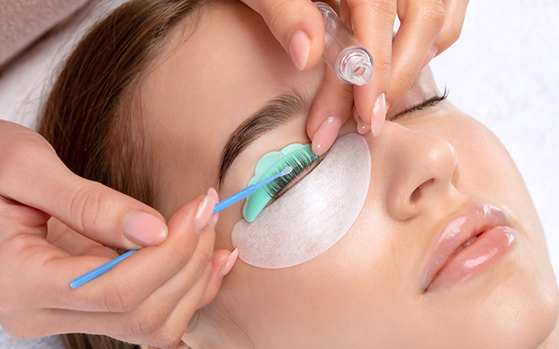 zdjęcie przedstawia pracę nad liftingiem rzęs. 